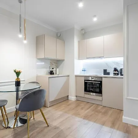 Close - Urban Chic- Mennica - Center - For 15 Guests * ורשה